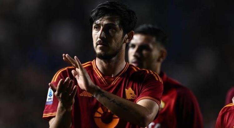 <p>Sezon başlamadan hücum hattını güçlendirmek isteyen Fenerbahçe'de adaylar dikkat çekiyor. El Kaabi ve En Nesyri gibi deneyimli isimlerden sonra Sardar Azmoun da listeye dahil edildi.<br />
<br />
(FOTOMAÇ)</p>