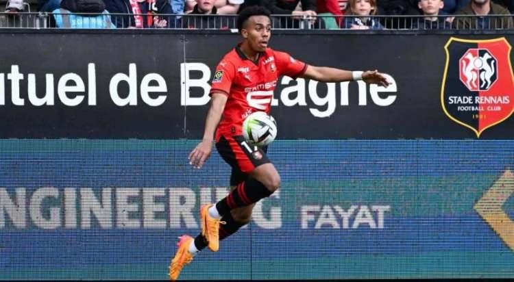 <p>Bissaka ve Assignon ile anlaşan Galatasaray'da rota yepyeni bir isme çevrildi.<br />
<br />
İki futbolcu için bonservis pazarlıkları sürerken, Rennes'in 21 yaşındaki Fildişi Sahilli oyuncusu Guela Doue için de teklif yapıldı.<br />
<br />
(FANATİK)</p>