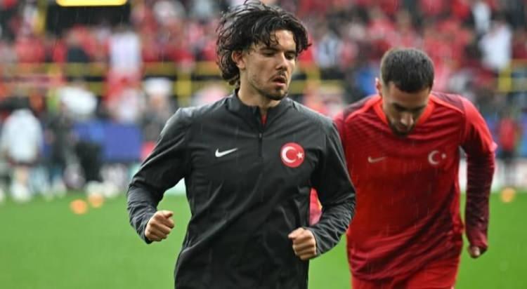 <p>Atletico Madrid, teknik direktör Diego Simeone'nin çok beğendiği Ferdi Kadoğlu için teklif yapacak. Kanarya, 24 yaşındaki oyuncu için 40 milyon Euro istiyor.<br />
<br />
(AKŞAM)</p>