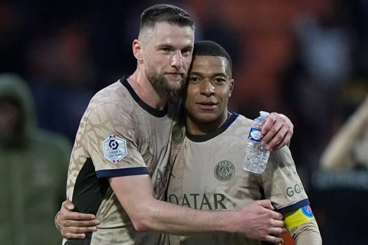 <p>Paris Saint-Germain, gelecek sezonun kadro yapılanmasında düşünmediği Milan Skriniar'ı gözden çıkardı.<br />
<br />
Fransız ekibi, Slovak stoperi Süper Lig'in devleri Fenerbahçe, Galatasaray ve Beşiktaş'a önerdi. Haberin detaylarında Türk ekiplerinin Skriniar ile ilgilenebileceği ve ülkesiyle EURO 2024'te bulunan deneyimli savunmacıyla turnuva sonrası temas kurabileceği belirtildi.<br />
<br />
(FOOT MERCATO)</p>