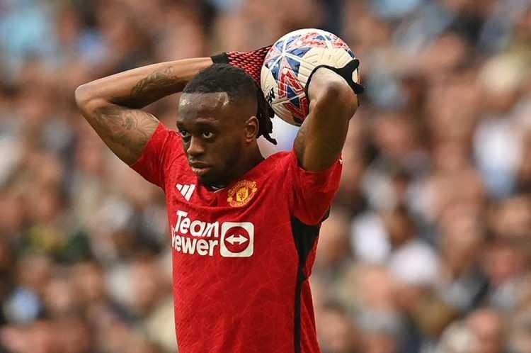 <p>İngiliz basınından aktarılan habere göre Galatasaray, Manchester United'dan McTominay ve Wan-Bissaka için toplam 20 milyon euroluk bir teklif yaptı.<br />
<br />
(FANATİK)</p>
