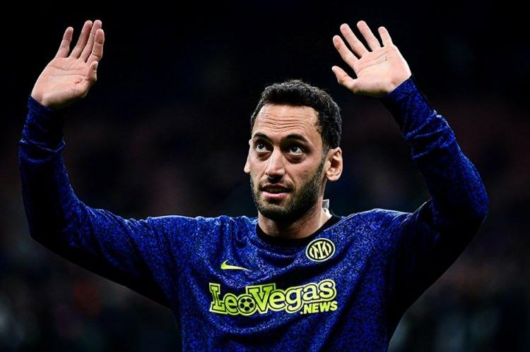 <p>Bayern Münih'in transfer gündeminde olan Hakan Çalhanoğlu geleceğiyle ilgili kararını açıkladı. Hakan Çalhanoğlu, Bayern Münih'in ilgisine rağmen kariyerini takımı Inter'de devam edeceğini belirtti.<br />
<br />
Orta saha oyuncusu açıklamasında; "Inter'de çok mutluyum. Taraftarımızla ve kulüple olan ilişkim çok özel. Gelecekte Inter'le daha çok kupa kazanmak için heyecanlıyım. Forza Inter!" dedi.</p>
