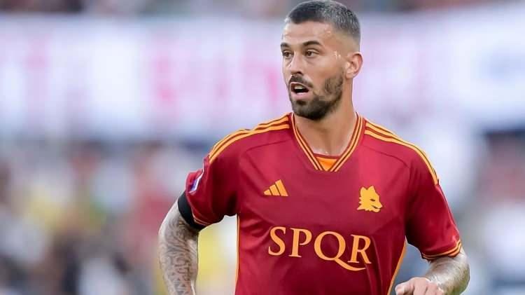 <p>Transfer hedefindeki isimler için operasyona başlayan Fenerbahçe, Leonardo Spinazzola'yı liste başı yaptı. Bir süredir İtalyan futbolcuyu yakın takipte bulunan Fenerbahçe'ye transferde müjdeli haber geldi. Fabrizio Romano'nun haberine göre Roma ile sözleşmesi sona eren Spinazzola takımdan ayrılma kararı aldı.<br />
<br />
(FOTOMAÇ)</p>
