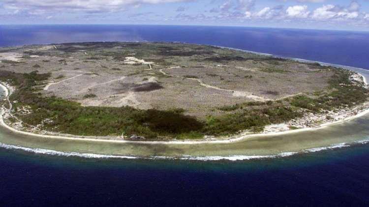 <p>Nauru, Orta Pasifik Okyanusu'nda pastoral tropik manzaraları ve zengin deniz biyoçeşitliliğiyle bilinen uzak bir ada ülkesidir. Bir zamanlar fosfat madenciliğinin hareketli bir merkezi olan Nauru, bugün gezginlere yaşam dolu mercan resiflerinden palmiye ağaçlarıyla çevrili tenha plajlarına kadar bozulmamış doğal güzelliklere kapılma şansı sunuyor.</p>
