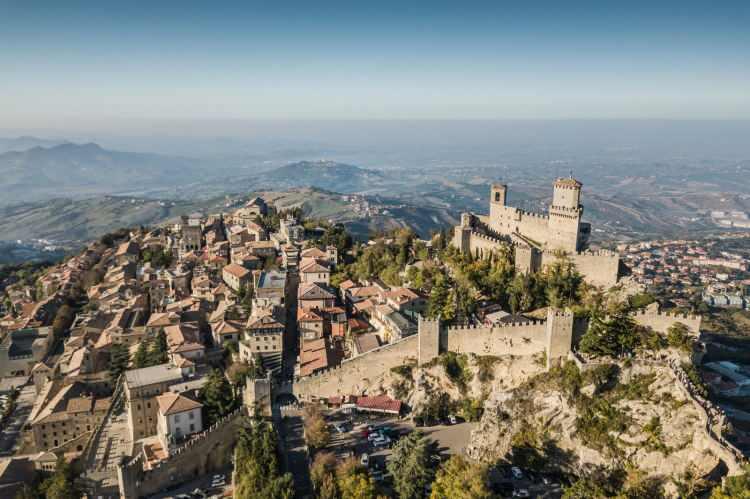 <p><strong>6. SAN MARINO</strong></p>

<p>Nüfus: 33,642</p>

<p>Para birimi: Euro</p>
