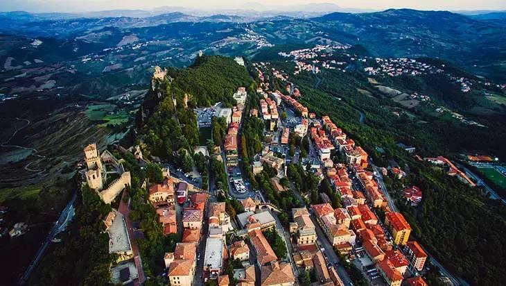 <p>Kuzey İtalya'da doğal bir dağın tepesinde yer alan San Marino, dünyanın en eski cumhuriyetidir. Tarihle iç içe ve İtalyan kırsalının panoramik manzaralarıyla çevrili bu küçük yerleşim bölgesi, ortaçağdan kalma kaleleri, şirin Arnavut kaldırımlı sokakları ve zengin kültürel mirasıyla ziyaretçileri büyülemektedir.</p>
