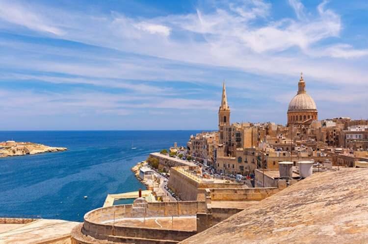 <p>Tarihle dolu ve Akdeniz güneşiyle yıkanan Malta, antik kalıntılar, Barok mimari ve masmavi sularla dolu büyüleyici bir ada ülkesidir. Valletta antik kenti gibi UNESCO Dünya Mirası alanlarını keşfetmekten tenha koylarda yüzmeye ve lezzetli Malta mutfağının tadını çıkarmaya kadar, bu küçük ama büyüleyici destinasyonda yaşanacak macera eksikliği bulunmamaktadır.</p>

<p>Kaynak: <em>Forbes</em></p>
