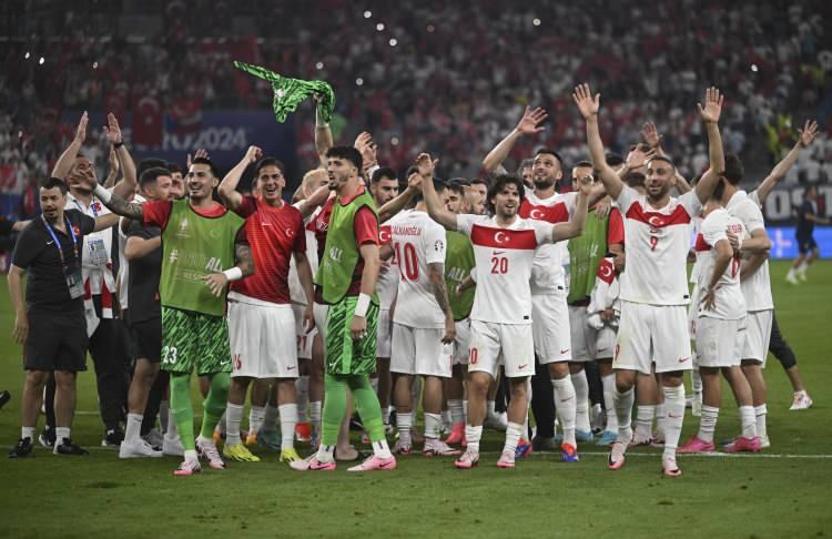 <p>Montella'nın talebeleri, 10 kişilik Çekya karşısında dramatik bir zaferle EURO 2024'te son 16 turuna yükseldi. (Sports Mole)</p>
