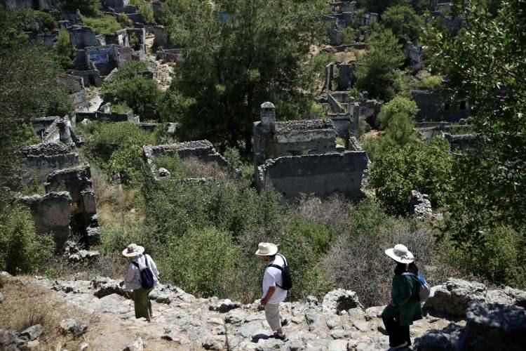 <p>Kayaköy, bölgeye düzenlenen turlara katılanların ve turistlerin uğrak noktası oluyor.</p>
