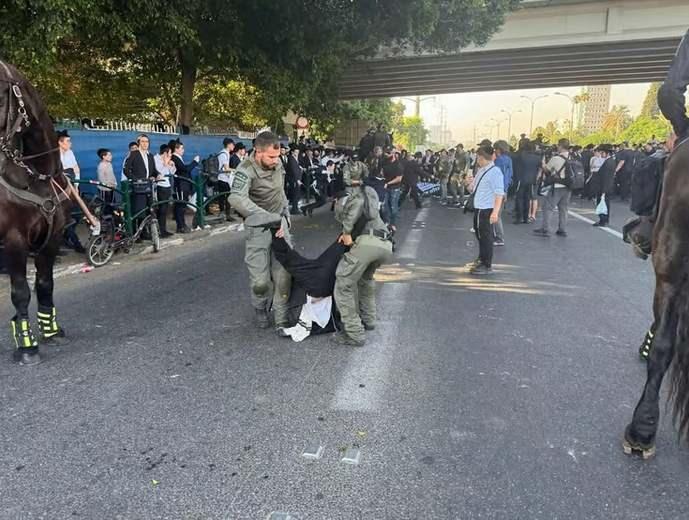 <p>İsrailli medya kuruluşu Ynet’in haberine göre, polisle göstericiler arasında yaşanan çatışmalarda <strong>32 protestocu </strong>gözaltına alındı. </p>

