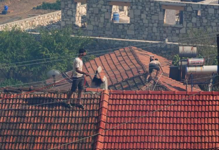 <p>Alevlerin yakınında bulunan Çamönü Mahallesi tahliye edildi. Jandarma ekipleri, anonslarla vatandaşların hızlı hareket etmesini istedi.</p>