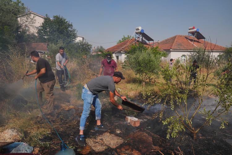 <p><strong>TSK'ye ait 5 helikopter görevlendirildi</strong></p>
<p> </p>
<p>Milli Savunma Bakanlığının sosyal medya hesabından yapılan açıklamada, "İzmir'de devam eden yangın söndürme çalışmalarına destek için Türk Silahlı Kuvvetlerimize ait 3 adet Couger tipi helikopter ile 2 adet CH-47 tipi helikopter görevlendirildi." ifadesi kullanıldı.</p>