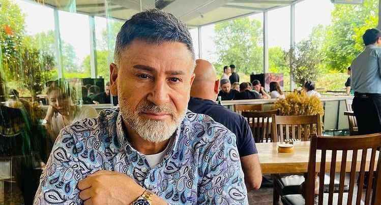 <p>Denize atladığı sırada başına gelen talihsiz olay sonucu apar topar hastaneye koşan Yıldızhan, boyunluklu fotoğrafıyla takip&ccedil;ilerini şoke etti. İşte İzzet Yıldızhan'ın başına gelen o talihsiz olay...</p>
