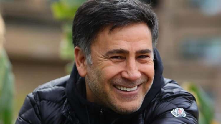 <p>Bir s&uuml;re boyunluk ile gezecek olan usta sanat&ccedil;ı, oğlu Mustafa Yıldızhan ve yeğeni Umut Balpetek ile birlikte fotoğraf paylaştı.</p>

<p>&nbsp;</p>
