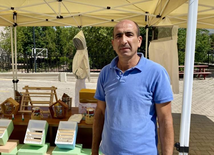 <p>İl Tarım ve Orman Müdürü Mustafa İlmeç, AA muhabirine, Anadolu arısında İç Anadolu Bölgesi'nde Kırşehir'in merkez konumunda olduğunu söyledi.</p>
<p> </p>