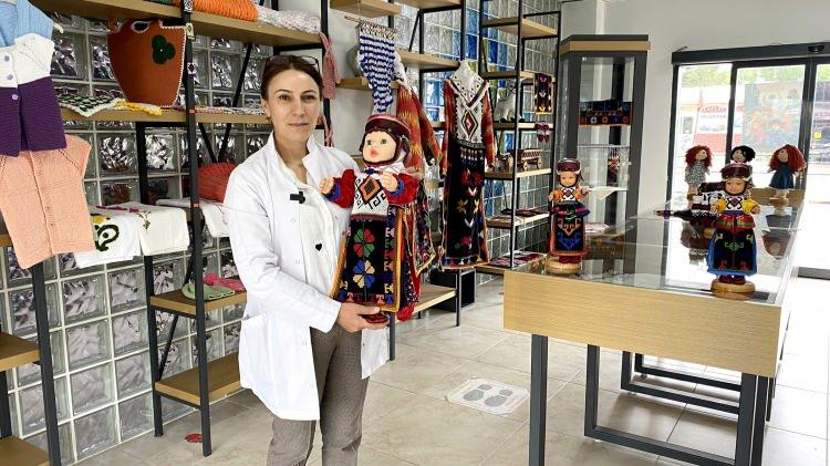 <p>Ardahan'ın Damal ilçesi Seyitveren köyünde yaşayan Gülfidan Atmaca, yaklaşık 50 yıl önce annesinin yöresel giysilerinden örnekler alarak bebekler yapmaya başladı.</p>
