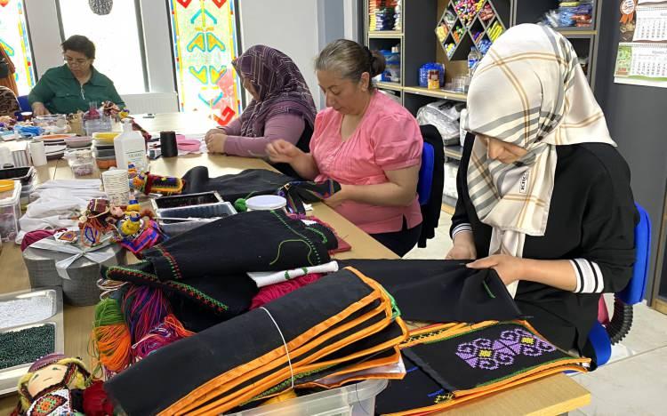 <p> Japonya'da alınan birincilik sonrası Damal bebek üretimini ekonomiye kazandırmak amacıyla Ardahan ve Damal ilçesinde bir dizi çalışma yapıldı. Ardahan Valiliği tarafından 2018'de Damal Bebek Evi yapıldı. Halk Eğitim Merkezi'nde düzenlenen kurslarla bir taraftan Damal bebek üretimi artırılırken bir yandan da yöredeki kadınlara kurslar düzenlendi.</p>
