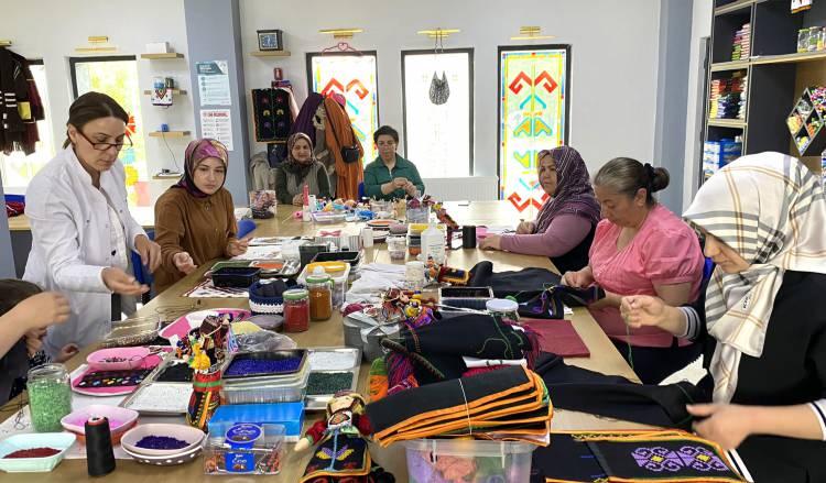 <p>Sosyal Yardımlaşma ve Dayanışma Vakfı'nın uyguladığı Aile Sosyal Destek Projesi kapsamında açılan kurslara katılan kadınlar, bebek yapmayı öğrenirken bir taraftan da aile ekonomisine katkı sağladı.</p>