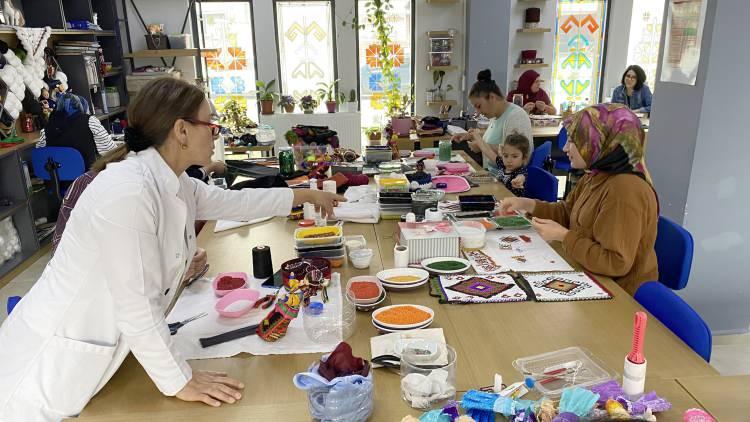 <p>Damal ilçesi ve köylerindeki Türkmen kadınların giyim tarzını yansıtan ve onlarca parçadan oluşan bebeğin üretimi uzun sürüyor.</p>

<p> </p>
