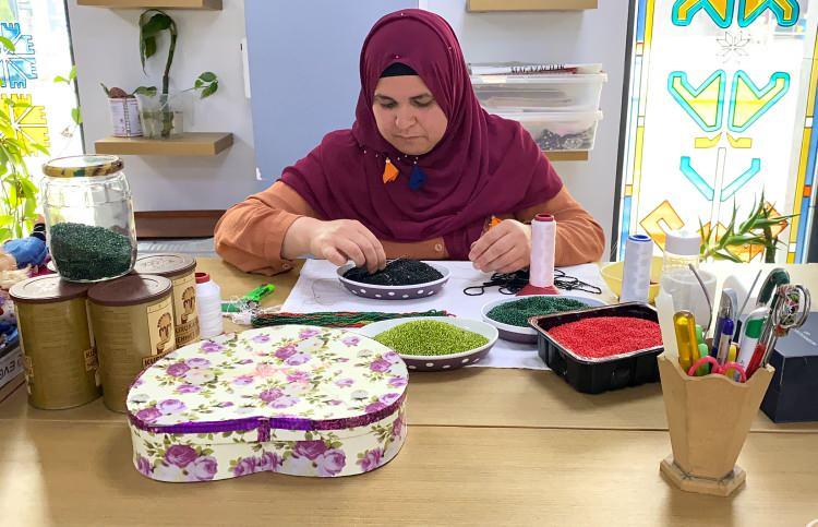 <p> Üç etek, önlük, gömlek, şalvar, yelek, cepken, göğüslük, tor, fes ve kolçak gibi parçalardan oluşan Damal bebeğinde kullanılan kıyafetler, giyenin yaşına, sosyal durumuna ve ekonomik gücüne göre değişiklik gösteriyor. </p>
