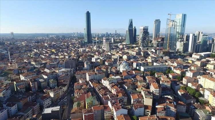 <p>Diğer seçenek ise deprem dayanıklılık raporu. Üniversiteler, belediyeler, özel mühendislik firmaları bu hizmeti veriyor. Burada binanın risk durumuyla ilgili sonuç, diğerinden farklı olarak kamu kurumları ile paylaşılmıyor, sadece kat maliklerine bildiriliyor. Yani hemen tahliye ve yıkım olmuyor.</p>
<p> </p>