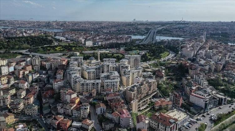 <p>Geçmişte arsa payının 2/3 çoğunluğu ile karar alınıyordu. Geçen yıl kasım ayında yapılan düzenleme göre ‘arsa sahiplerinin arsa payı salt çoğunluğunun’ yani yüzde 50.01’inin ‘evet’ demesi yeterli. </p>