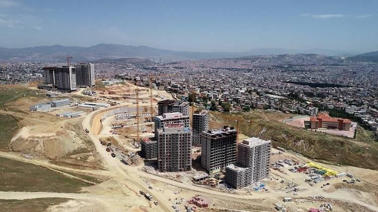 <p>Çoğunluk, müteahhit firmaya, yapım şekli ve projeye karar verebiliyor, yıkım ve yapım için gerekli ruhsatlara başvurabiliyor. Karşı çıkan maliklere alınan karar noter vasıtasıyla ya da muhtarlıkta 15 gün süre ile ilan edilmek üzere bildiriliyor. Verilen sürede karara katılmayanların payı açık artırma ile ihale ediliyor.</p>