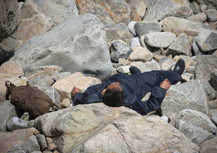 <p>Chilbo'da yolda dinlenen bir işçi. Rehber, fotoğrafı adamı ölmüş gösterebileceği gerekçesiyle sildirdi.</p>
