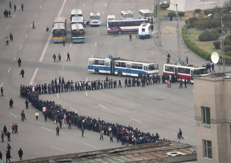<p>Otobüs kuyruğuna giren Kuzey Koreliler.</p>
