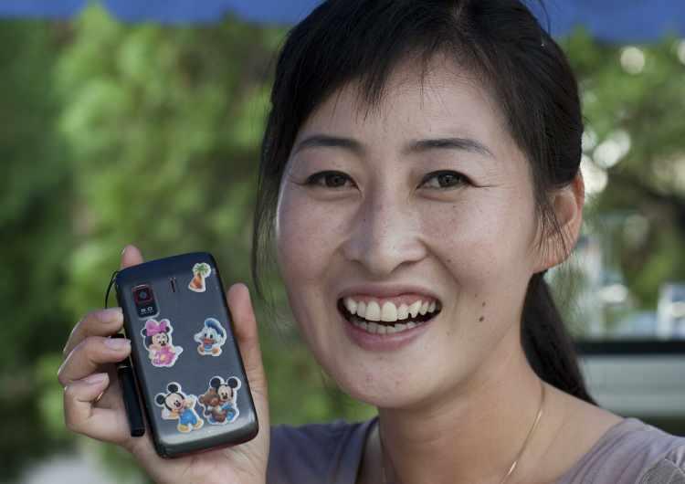 <p>Kuzey Korelilerin telefonlarında Amerikan çizgi film karakterlerinin çıkartmaları</p>
