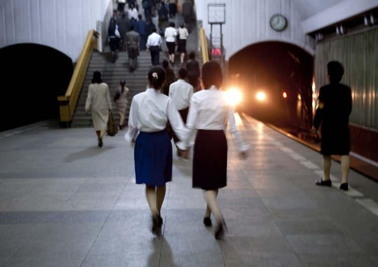 <p>Kuzey Kore'deki metro sistemi dünyanın en derindeki metro sistemi, çünkü metro aynı zamanda bomba atılırsa sığınak olarak da tasaralanmış, bu sebeple fotoğraf çekmek yasak.</p>