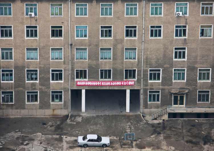 <p>Başkent Pyonyang'da eski bir apartman.</p>