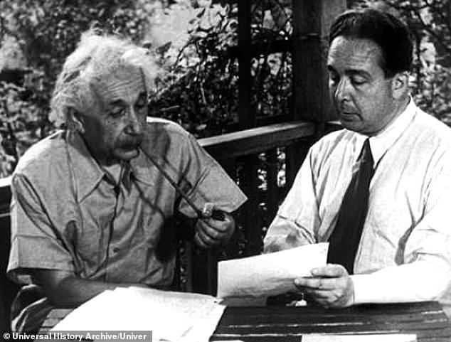 <p>Ünlü fizikçi Albert Einstein'ın Başkan Franklin D. Roosevelt'i dünyanın ilk atom bombasını geliştirmeye çağıran mektubu açık artırmada 4 milyon dolara alıcı bulabilir.</p>
