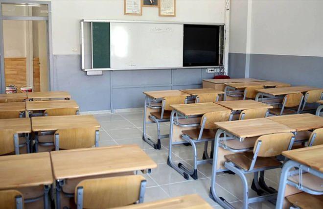 <p>Komisyon, her eğitim ve &ouml;ğretim yılı başında il milli eğitim m&uuml;d&uuml;r&uuml;n&uuml;n onayıyla kurulacak, ihtiya&ccedil; olması halinde &uuml;yelerin tamamının katılımıyla toplanacak ve oy &ccedil;okluğuyla karar alacak. Oyların eşitliği halinde başkanın oyu iki oy sayılacak. Komisyon, kurumlara verilecek adların gerek&ccedil;eli kararını ilgili bilgi ve belgeleri inceleyerek hazırlayacak. Komisyonun sekretaryası, il milli eğitim m&uuml;d&uuml;r&uuml;n&uuml;n g&ouml;revlendireceği birim veya b&uuml;ro tarafından y&uuml;r&uuml;t&uuml;lecek.</p>
