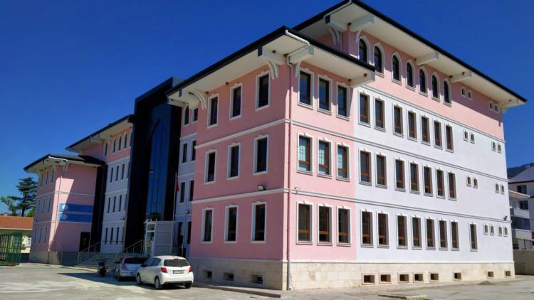 <p>MEB'e tahsisli eğitim binalarının yerelde ortaya &ccedil;ıkan ihtiya&ccedil;lar &ouml;ne s&uuml;r&uuml;lerek eğitim ve &ouml;ğretim dışındaki farklı ama&ccedil;lar i&ccedil;in kullanılması &ouml;nlenecek.</p>

