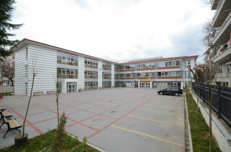 <p>Mevcut kurumun ek derslik binası, pansiyon, spor salonu, konferans salonu, k&uuml;t&uuml;phane, laboratuvar, işlik, at&ouml;lye ve benzeri b&ouml;l&uuml;mlerinin yapımını veya donatımını sağlayanlar ile bu binaların bakım ve onarımını yapan kişilerin adı ya da &ouml;nerdiği adlar ise kurumun t&uuml;m&uuml;ne değil, sadece katkı yaptığı b&ouml;l&uuml;mlere verilecek.</p>
