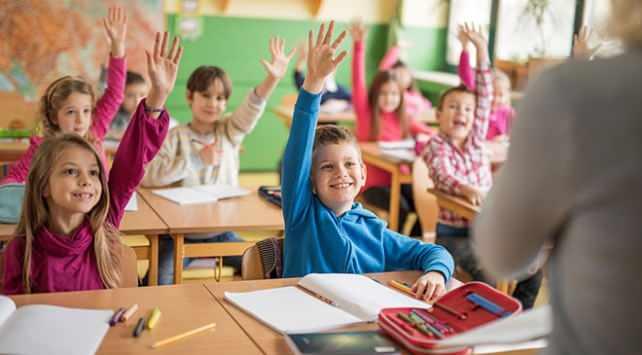 <p>Kurumların bina ve tesislerinin yapılmasında g&ouml;revinin gereği olarak hizmet eden ve halen g&ouml;revini s&uuml;rd&uuml;ren kişilerin adları, kasten işlenen bir su&ccedil;tan dolayı bir yıl veya daha fazla s&uuml;reyle hapis cezasına ya da affa uğramış olsa bile devletin g&uuml;venliğine karşı su&ccedil;lar, anayasal d&uuml;zene ve bu d&uuml;zenin işleyişine karşı su&ccedil;lar, insanlığa karşı su&ccedil;lar, cinsel dokunulmazlığa karşı su&ccedil;lar, kamu idaresinin g&uuml;venilirliğine ve işleyişine karşı su&ccedil;lar, genel ahlaka karşı su&ccedil;lar ve uyuşturucu veya uyarıcı madde imal ve ticareti su&ccedil;larından mahkum olanların adları kurumlara verilemeyecek.</p>
