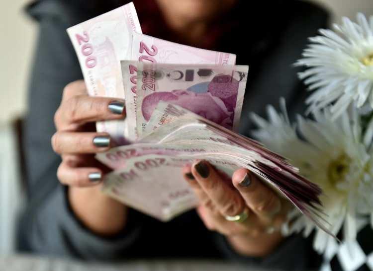 <p><strong>İŞTE MESLEK MESLEK YENİ ZAMLI MAAŞLAR</strong></p>
<p>Sabah Gazetesi'nde yer alan habere göre yılın ikinci yarısında yüzde 20.35 oranında zam yapılması durumunda üniversite mezunu bir memurun maaşı 34 bin 235 liradan 41 bin 202 liraya çıkacak.</p>