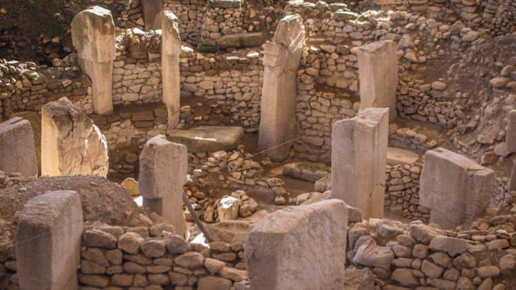 <p>Göbeklitepe Arkeolojik Alanı, Şanlıurfa kent merkezinin 18 kilometre kuzeydoğusunda, Örencik Köyü yakınlarındadır.</p>

<p> </p>

<p>Alan 1963 yılında, İstanbul ve Chicago Üniversitelerinin ortaklığıyla gerçekleştirilen bir yüzey araştırması sırasında keşfedilmiş ve  “V52 Neolitik Yerleşimi” olarak tanımlanmıştır. </p>
