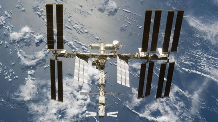 <p>NASA, uzay istasyonunun astronotlarının bilim deneyleri yapmaları ve kozmosun derinliklerine yapılacak gelecek görevler için araştırma yürütmeleri için çok önemli bir platform sağladığını, ancak laboratuvarın hızla yaşlandığını vurguladı.</p>
