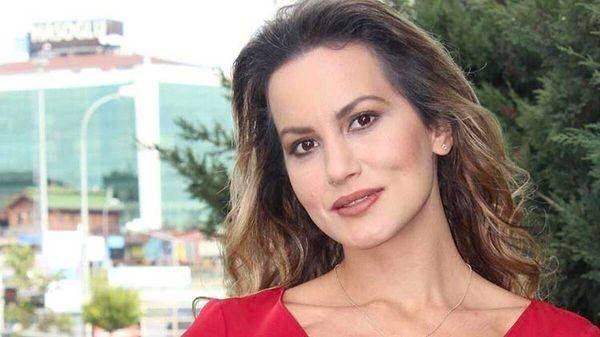 <p>&nbsp;kariyeri boyunca bir&ccedil;ok başarılı yapımda rol almış ve asıl &ccedil;ıkışını Hayat Bilgisi diziyle yaşayan Asyalı uzun s&uuml;redir ekranlardan uzak bir yaşamı tercih ediyordu.&nbsp;</p>
