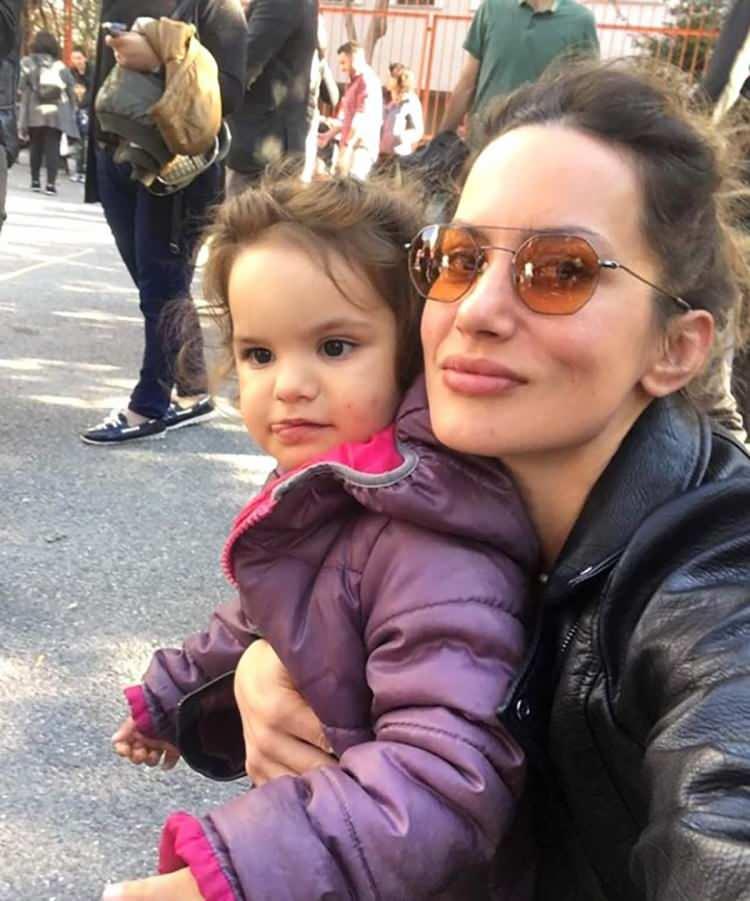 <p>41 yaşındaki g&uuml;zel isim fit g&ouml;r&uuml;nt&uuml;s&uuml;yle dikkat &ccedil;ekti. Denizin ve g&uuml;neşin tadını &ccedil;ıkaran Yıldız Asyalı kariyerine m&uuml;zisyen olarak devam ediyor.</p>

<p>&nbsp;</p>
