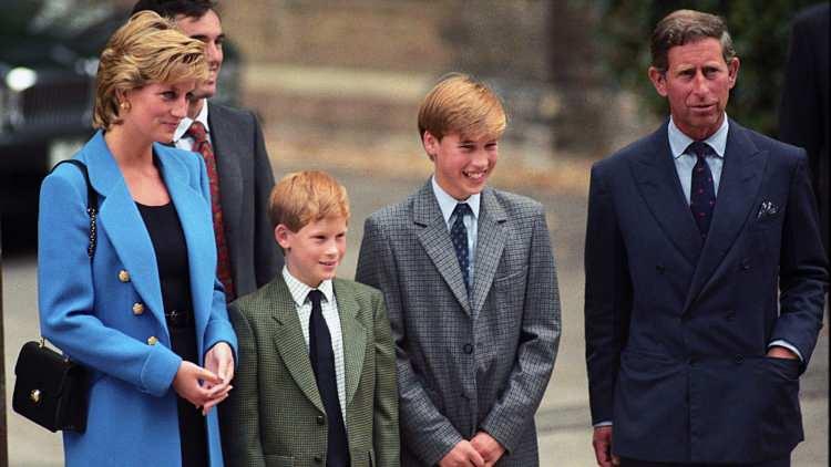 <p><strong>Prenses Diana'nın Harry'e hamileyken Pendrey'e yazdığı 3 mektup 44 bin 450 dolara satılırken 1985'te Diana'dan Pendrey ve eşine, William ve Harry'nin fotoğraflarıyla birlikte gönderdiği iki sayfalık mektup ise 28 bin 575 dolara satıldı. </strong></p>