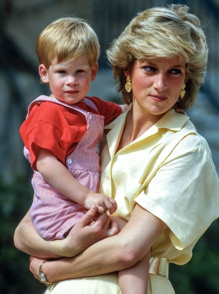 <p><strong>Diana'nın 1988'de Prens William'ın Richmond Stadyumu'ndaki spor gününde ve 1992'de Prens Harry'nin Notting Hill'deki okulundan ayrılırken giydiği, pembe çiçekli ipek gömlek elbisesi de 444 bin 500 dolara satıldı.</strong></p>
