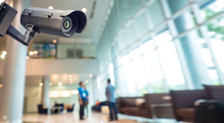 <p><strong>"Güvenlik kamerası görüntüleri, internet sağlayıcılar tarafından izleniyor ve paylaşılıyor ve herhangi bir bağlı cihaz saldırıya uğradığında bu oldukça endişe verici oluyor. Kendi güvenliğinize ve cihazınızın gizliliğine dikkat etmeniz bu sebeple oldukça önemli. Güvenlik kamerası, alarmları ve diğer tedbirleri de elden bırakmamak koşuluyla, ev güvenliğinde genel olarak iyi bir araç. Unutmayın, hırsızlar yavaşlatılmaktan, gürültülü olmaktan ve görülmekten nefret eder, bu nedenle bunlardan birini veya hepsini yapan herhangi bir şey iyi bir önlem sağlar."</strong></p>