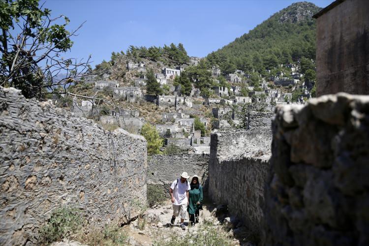 <p>Kültür ve Turizm Bakanlığı kontrolünde biletle giriş yapılan Kayaköy, Fethiye Müze Müdürlüğünden edinilen bilgiye göre 9 günlük Kurban Bayramı tatilinde 4 bin kişiyi ağırladı.</p>
