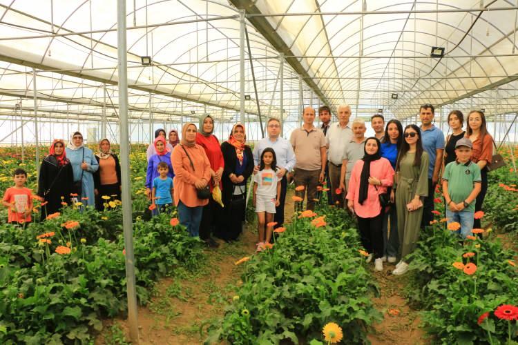 <p>Projeyle 300 kadının sektöre dahil olacağını ifade eden Demirayak, "Bizim burada oluşturduğumuz organize çiçek üretim bölgesi 108 üreticinin aktif şekilde üretimde bulunduğu bir üretim bölgesidir. </p>