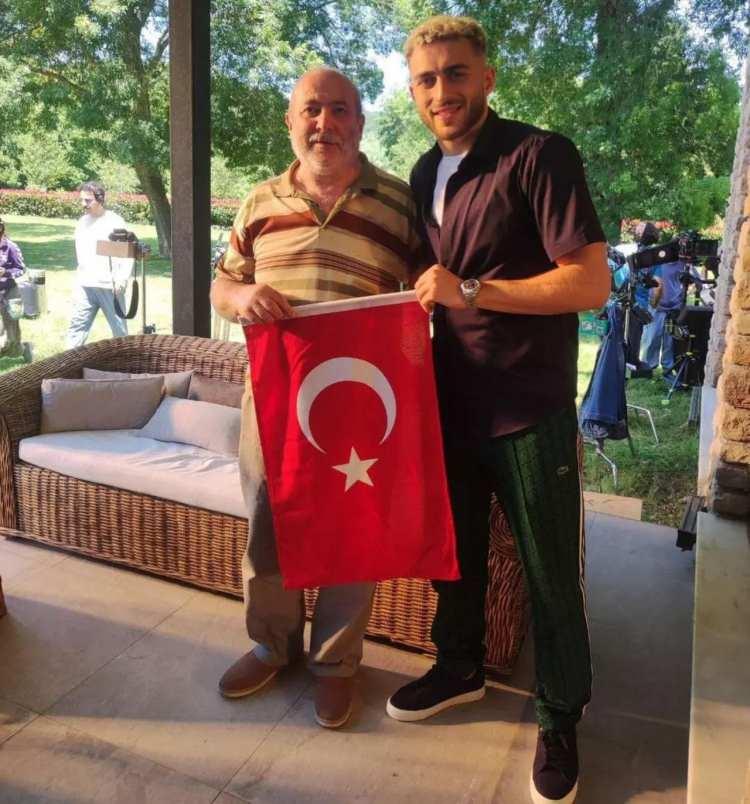 <p>A Milli Takımı'mızın futbolcuları Mert Günok, İrfan Can Kahveci, Barış Alper Yılmaz ve Uğurcan Çakır, bayrak asan adamla bir araya geldi.</p>

<p> </p>
