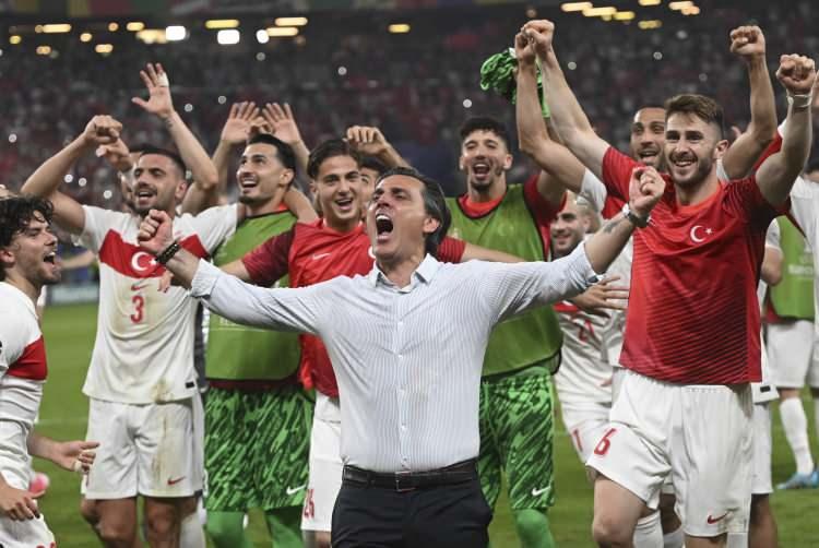 <p>Türkiye 2024 Avrupa Futbol Şampiyonası'nda (EURO 2024) gösterdiği başarıyla göğüsleri kabartmaya devam ediyor. </p>
