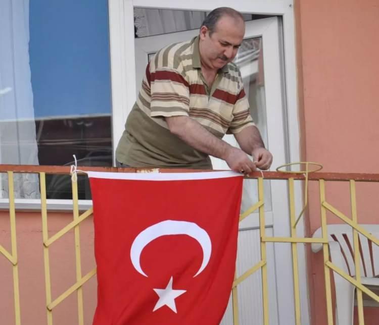 <p><span style="color:#B22222"><strong>VİRAL OLAN FOTOĞRAF</strong></span></p>
<p>X'te paylaşılan fotoğraf viral olurken binlerce yorum yapıldı.</p>